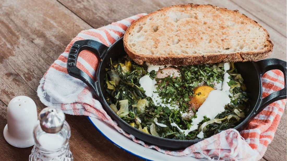 Baked eggs with garlicky kale and leek
